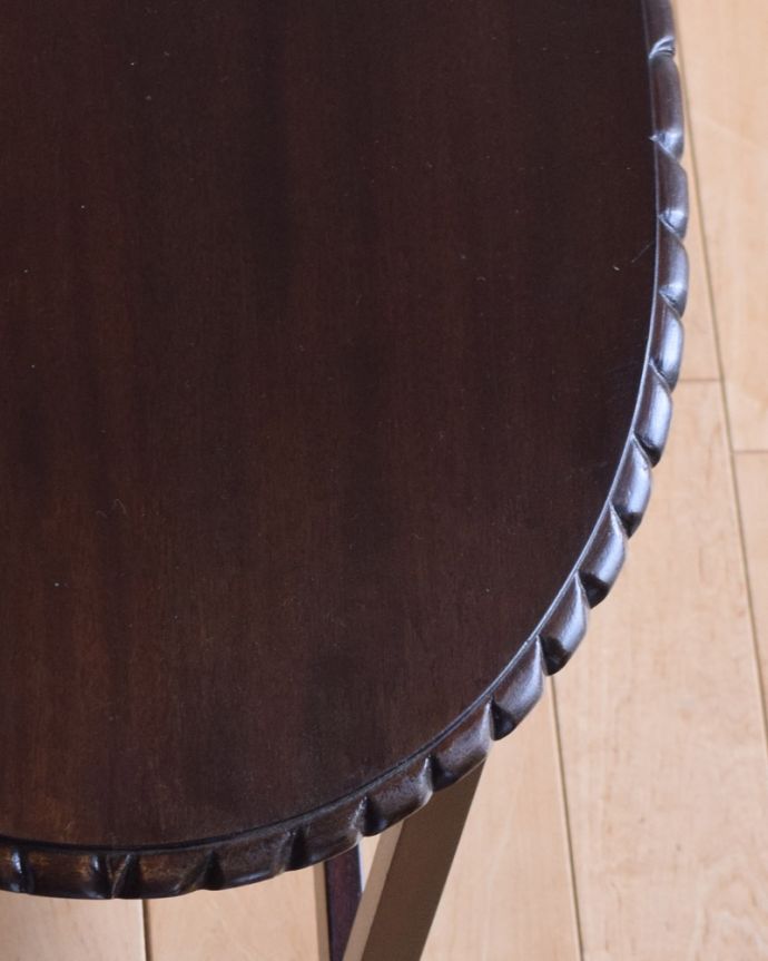 ロイドテーブル　アンティーク家具　キレイなマホガニー材のネストテーブル、３つのテーブルがセットになったアンティーク家具。それぞれ天板の縁どりには上品な彫りが刻まれています。(k-1690-f)