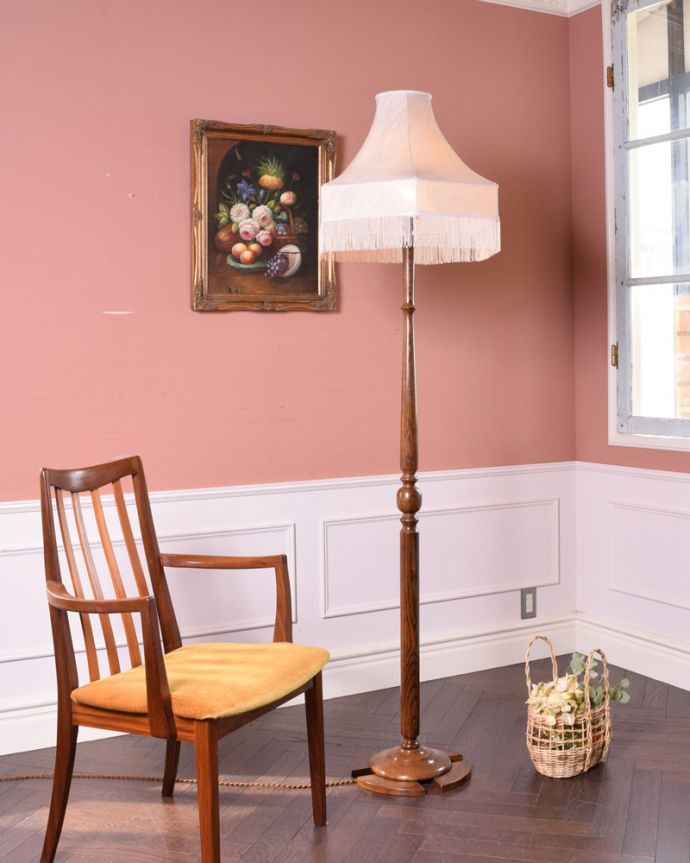 スタンドライト　照明・ライティング　フリンジがたっぷり付いた英国のアンティークフロアランプ（Ｂ22シャンデリア球付）。背の高いフロアランプ。(k-1691-f)