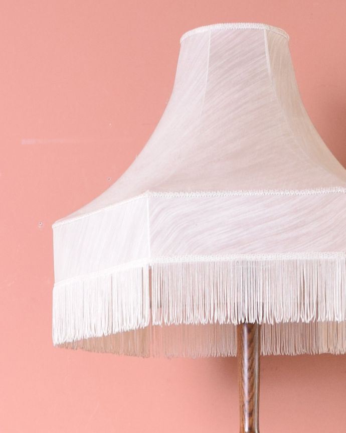 スタンドライト　照明・ライティング　フリンジがたっぷり付いた英国のアンティークフロアランプ（Ｂ22シャンデリア球付）。たっぷりと付いたフリンジはゴージャス。(k-1691-f)