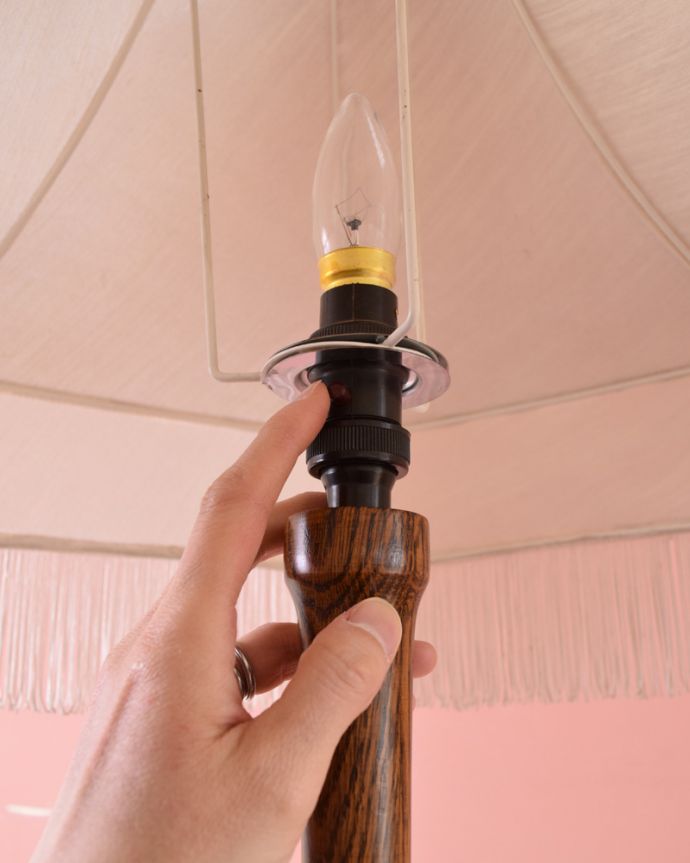 スタンドライト　照明・ライティング　フリンジがたっぷり付いた英国のアンティークフロアランプ（Ｂ22シャンデリア球付）。スイッチはソケットの下にあります。(k-1691-f)