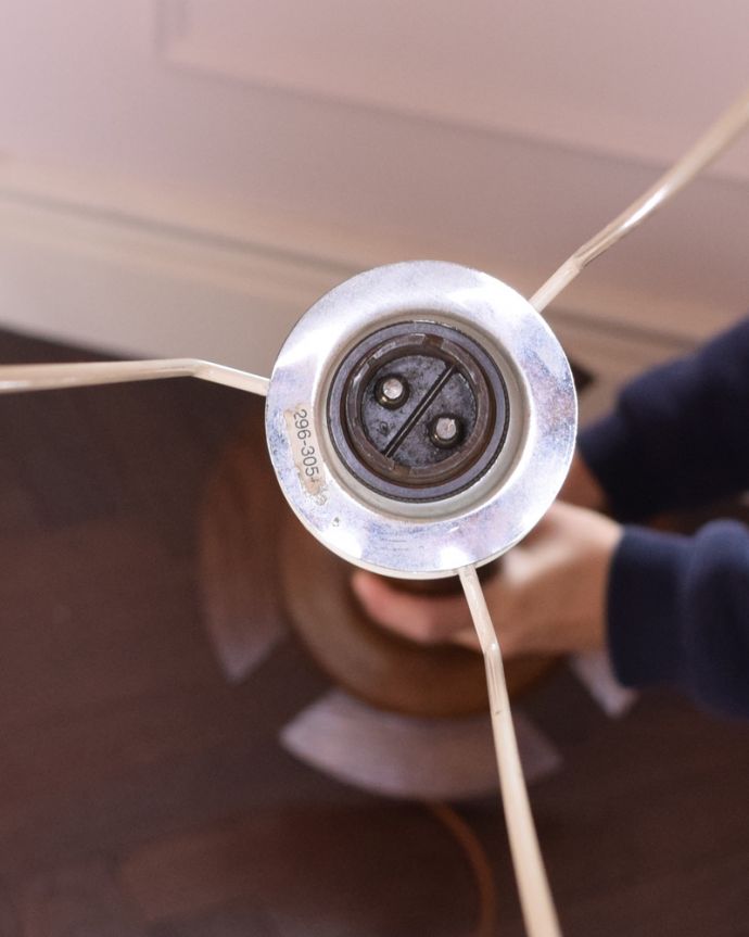 スタンドライト　照明・ライティング　フリンジがたっぷり付いた英国のアンティークフロアランプ（Ｂ22シャンデリア球付）。全てオーバーホールしてありますので、安心してお使いください。(k-1691-f)