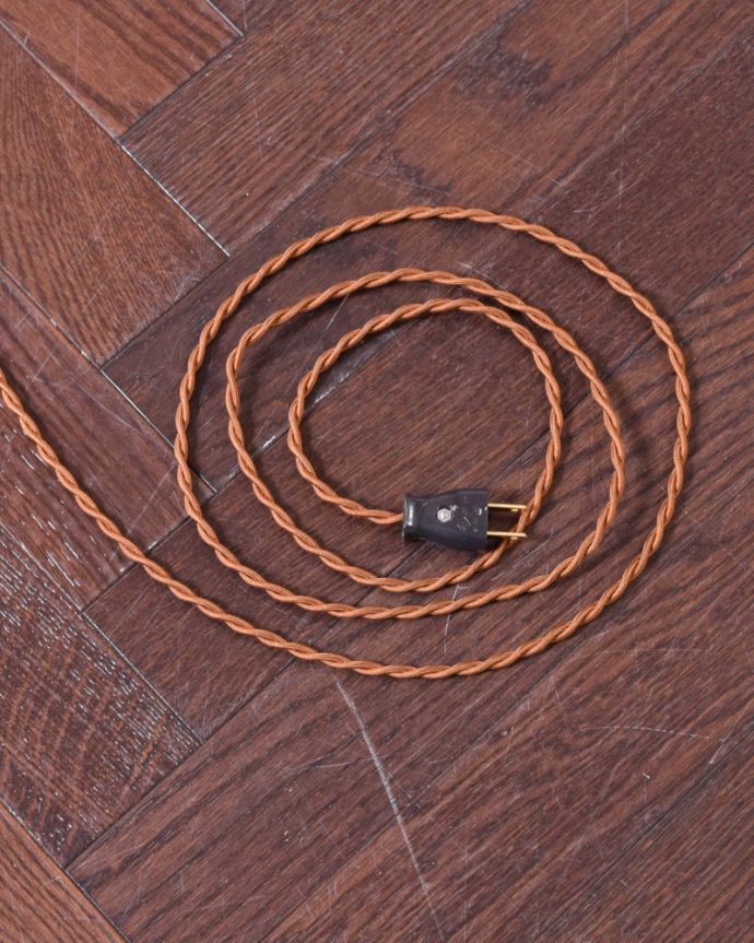 スタンドライト　照明・ライティング　フリンジがたっぷり付いた英国のアンティークフロアランプ（Ｂ22シャンデリア球付）。コードもインテリアの雰囲気を壊さないブラウンです。(k-1691-f)