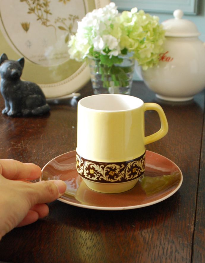 テーブルウェア(食器)　アンティーク雑貨　カールトンウェア社(Carlton ware)のアンティーク　カップ＆ソーサー。キズや汚れ、コンディションは1つ1つ微妙に違いますが、アンティークだけが持つ特徴としてご理解下さい。(k-1691-z)