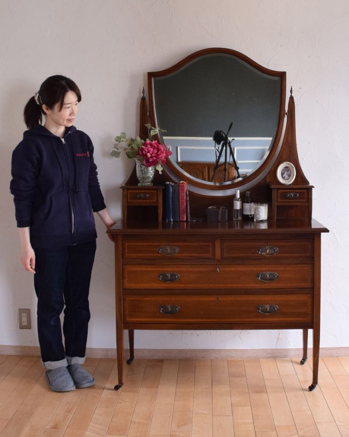 アンティークのドレッサー　アンティーク家具　アンティーク英国輸入家具、ミラーのかたちも美しいドレッシングチェスト（鏡台）。落ち着きと品のあるデザイン。(k-1692-f)