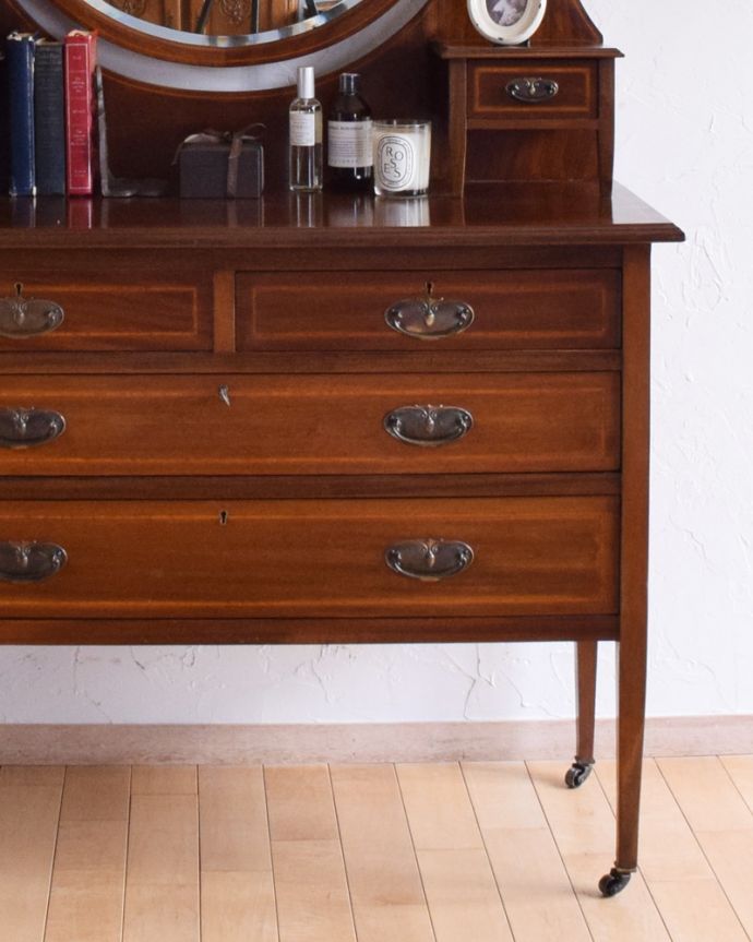 アンティークのドレッサー　アンティーク家具　アンティーク英国輸入家具、ミラーのかたちも美しいドレッシングチェスト（鏡台）。大きな引き出しがあるので、しっかり収納！きちんとお直しをしているので、開け閉めもスムーズです。(k-1692-f)