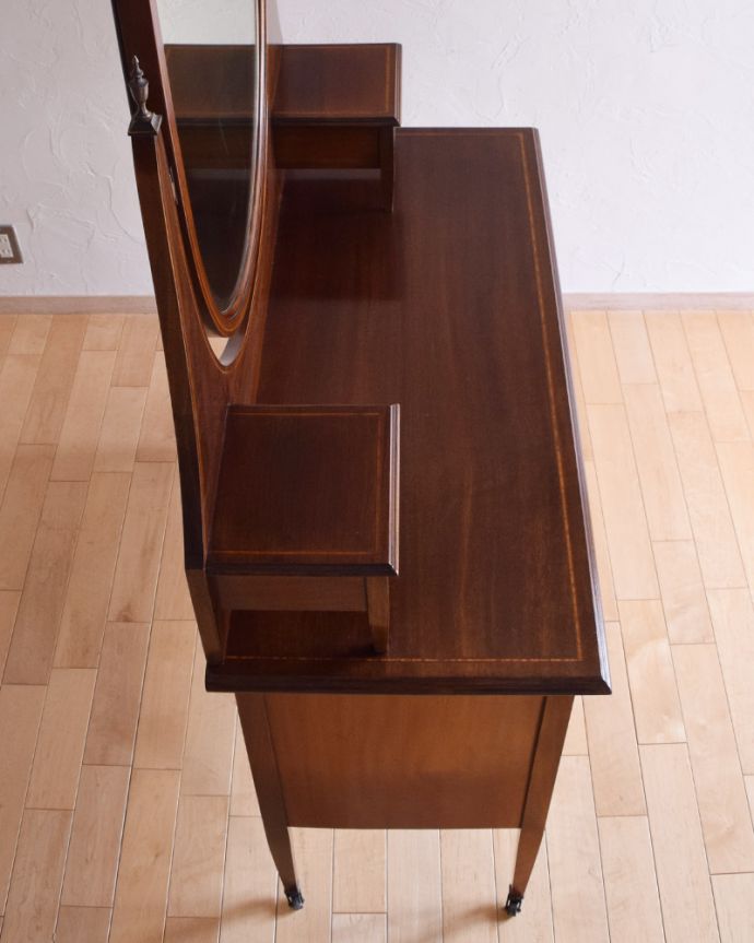 アンティークのドレッサー　アンティーク家具　アンティーク英国輸入家具、ミラーのかたちも美しいドレッシングチェスト（鏡台）。天板はピカピカです。(k-1692-f)