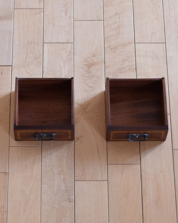 アンティークのドレッサー　アンティーク家具　アンティーク英国輸入家具、ミラーのかたちも美しいドレッシングチェスト（鏡台）。ジュエリーや、鏡など大切なアイテムを収納したくなる小さな引き出しです。(k-1692-f)