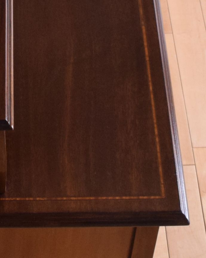 アンティークのドレッサー　アンティーク家具　アンティーク英国輸入家具、ミラーのかたちも美しいドレッシングチェスト（鏡台）。美しい木目です。(k-1692-f)