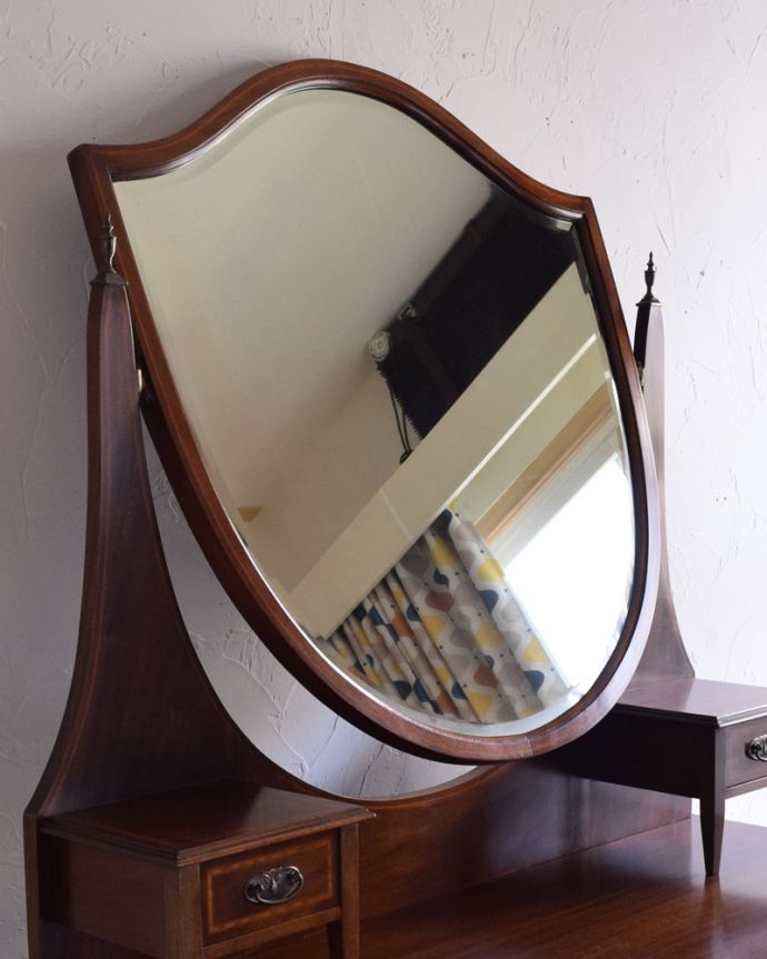 アンティークのドレッサー　アンティーク家具　アンティーク英国輸入家具、ミラーのかたちも美しいドレッシングチェスト（鏡台）。大きな鏡はお部屋を広く見せる効果大。(k-1692-f)