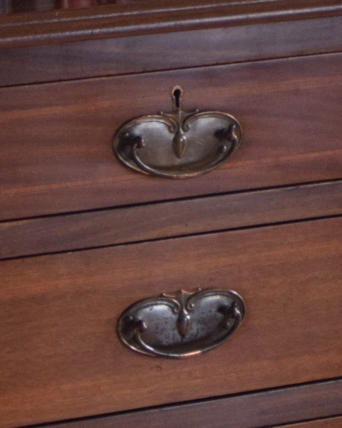 アンティークのドレッサー　アンティーク家具　アンティーク英国輸入家具、ミラーのかたちも美しいドレッシングチェスト（鏡台）。取っ手が素敵！アンティークならではの重厚感が出ています。(k-1692-f)