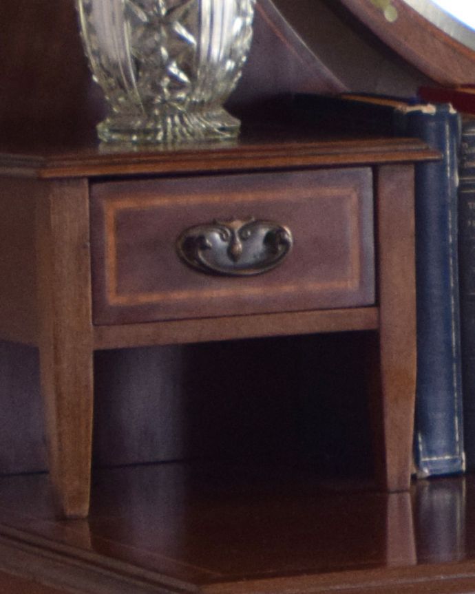 アンティークのドレッサー　アンティーク家具　アンティーク英国輸入家具、ミラーのかたちも美しいドレッシングチェスト（鏡台）。天板上の棚の引き出しもお揃いの取っ手です。(k-1692-f)