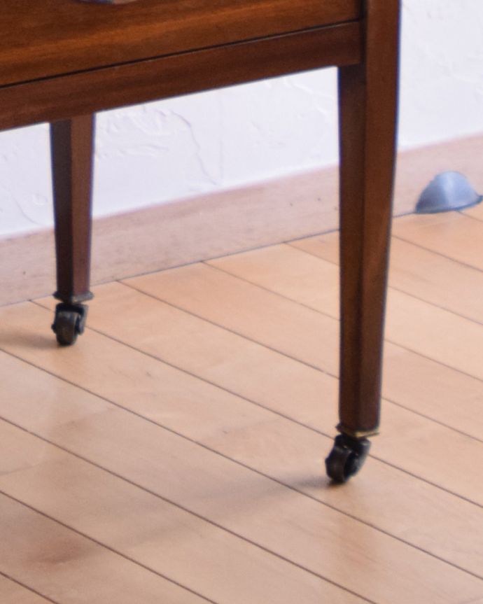 アンティークのドレッサー　アンティーク家具　アンティーク英国輸入家具、ミラーのかたちも美しいドレッシングチェスト（鏡台）。きちんと調整したので、新しいものと比べるとスムーズではありませんが、ちゃんと動きます。(k-1692-f)