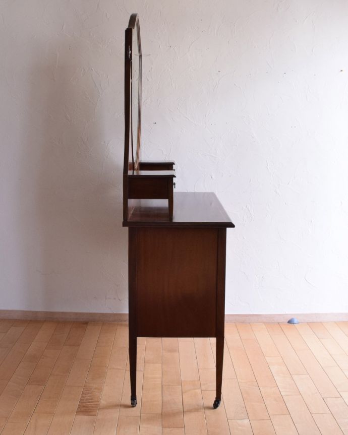 アンティークのドレッサー　アンティーク家具　アンティーク英国輸入家具、ミラーのかたちも美しいドレッシングチェスト（鏡台）。木製で丈夫です。(k-1692-f)