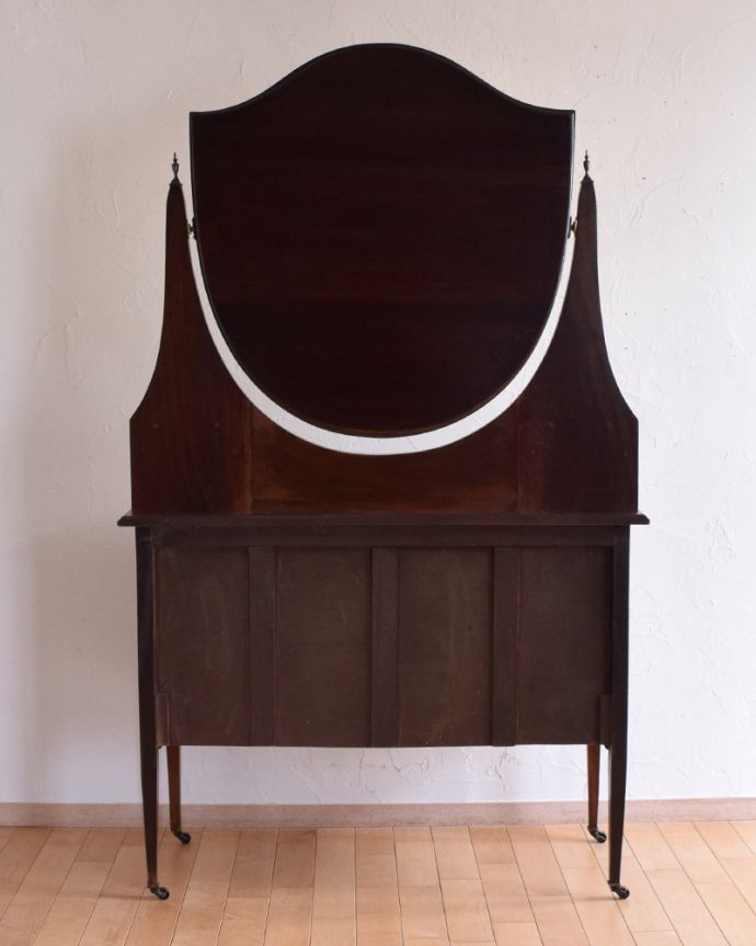 アンティークのドレッサー　アンティーク家具　アンティーク英国輸入家具、ミラーのかたちも美しいドレッシングチェスト（鏡台）。アンティークは新品ではないので、もちろん経年変化によるキズはありますが、専門の職人が目立たないようキレイにお直しをしているので、後姿までキレイです。(k-1692-f)