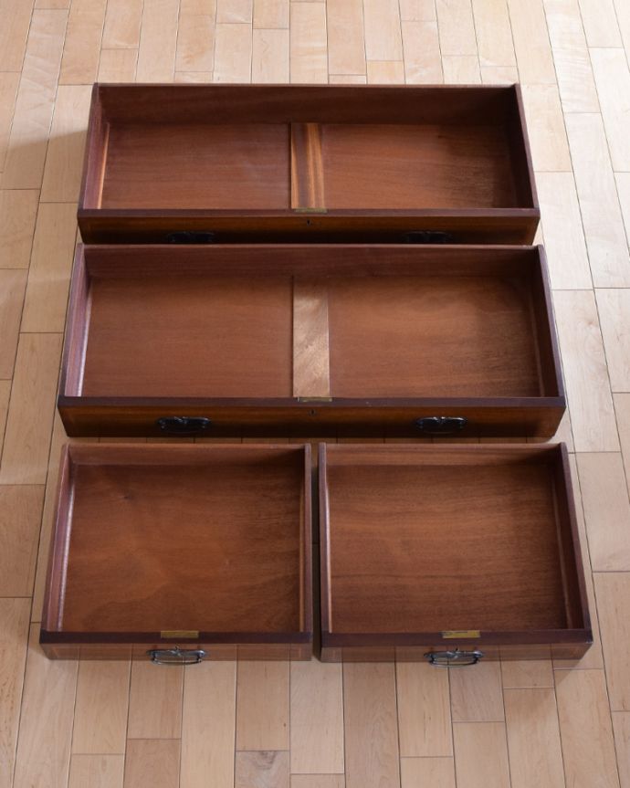 アンティークのドレッサー　アンティーク家具　アンティーク英国輸入家具、ミラーのかたちも美しいドレッシングチェスト（鏡台）。キチンとお直ししてあるので、すぐに物が入れられる状態でお届けします。(k-1692-f)