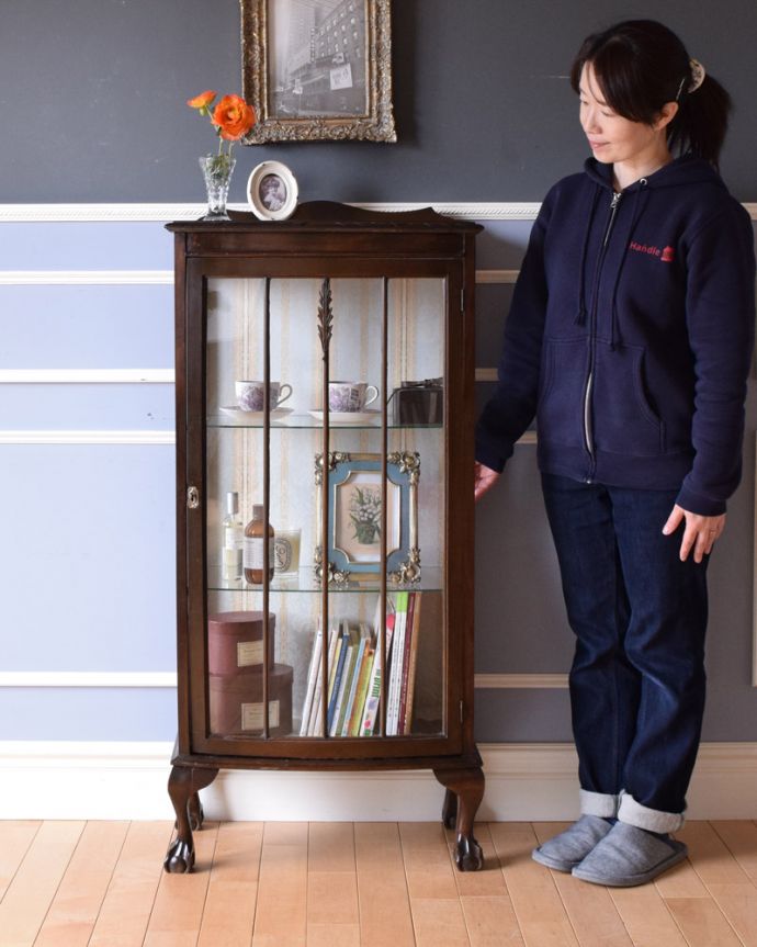 アンティークのキャビネット　アンティーク家具　アンティーク英国輸入家具、美しいアンティークのガラスキャビネット。お気に入りの雑貨や食器を並べてみましょう。(k-1693-f)