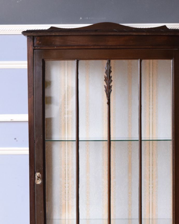アンティークのキャビネット　アンティーク家具　アンティーク英国輸入家具、美しいアンティークのガラスキャビネット。アンティークのガラスがキレイにはめ込んであります。(k-1693-f)