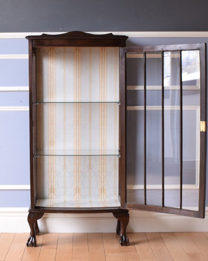 アンティークのキャビネット　アンティーク家具　アンティーク英国輸入家具、美しいアンティークのガラスキャビネット。食器や写真立て、本やDVDなどなど、たくさん飾ればディスプレイの幅が広がります！ガラスが大きいので、中に飾ったものがいい感じに見えてオシャレになります。(k-1693-f)