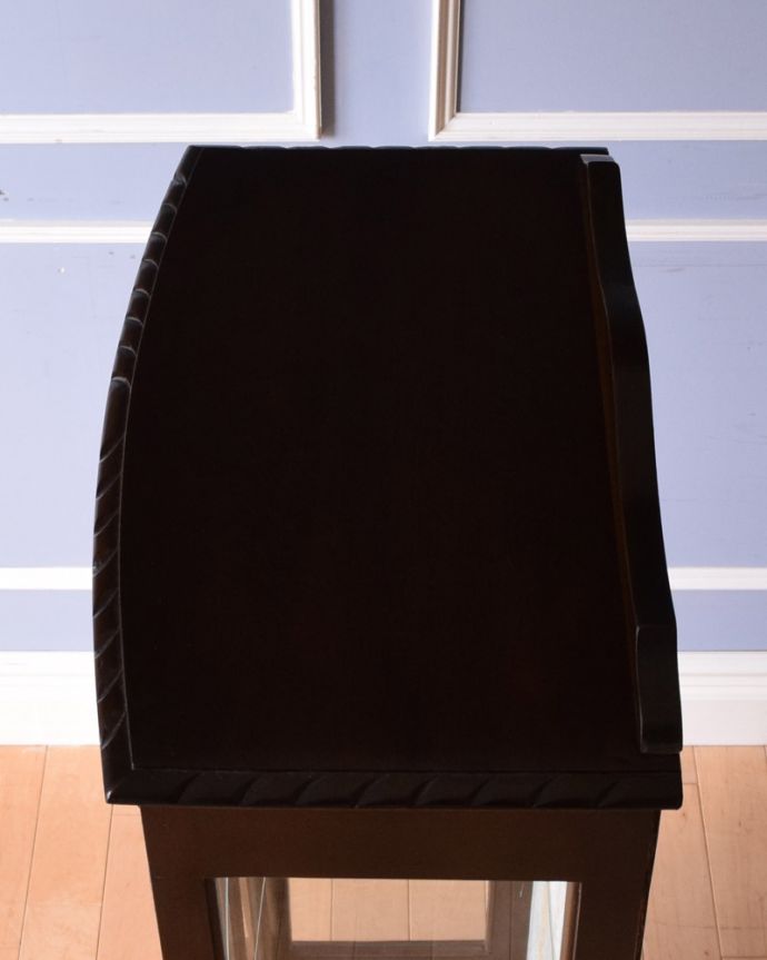 アンティークのキャビネット　アンティーク家具　アンティーク英国輸入家具、美しいアンティークのガラスキャビネット。天板もピカピカにお直ししました。(k-1693-f)