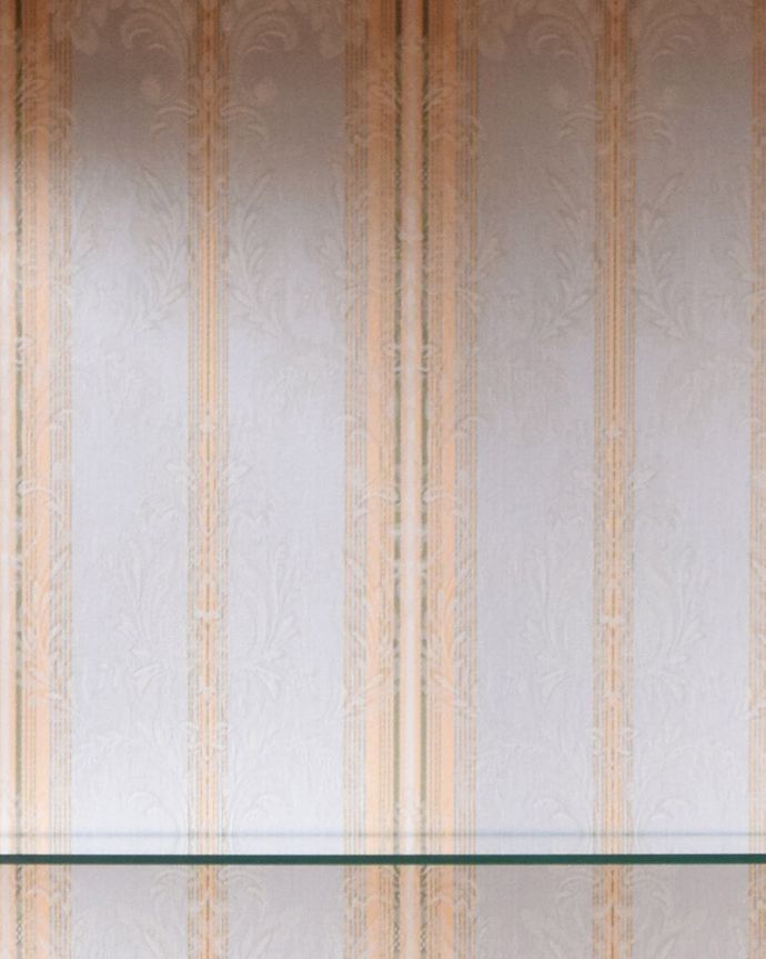 アンティークのキャビネット　アンティーク家具　アンティーク英国輸入家具、美しいアンティークのガラスキャビネット。上品な英国スタイルにも合うストライプ模様の生地に新しく張り替えました。(k-1693-f)