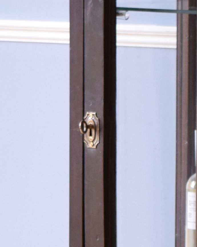 アンティークのキャビネット　アンティーク家具　アンティーク英国輸入家具、美しいアンティークのガラスキャビネット。鍵を引っ掛けて取っ手のようにして開閉してください。(k-1693-f)