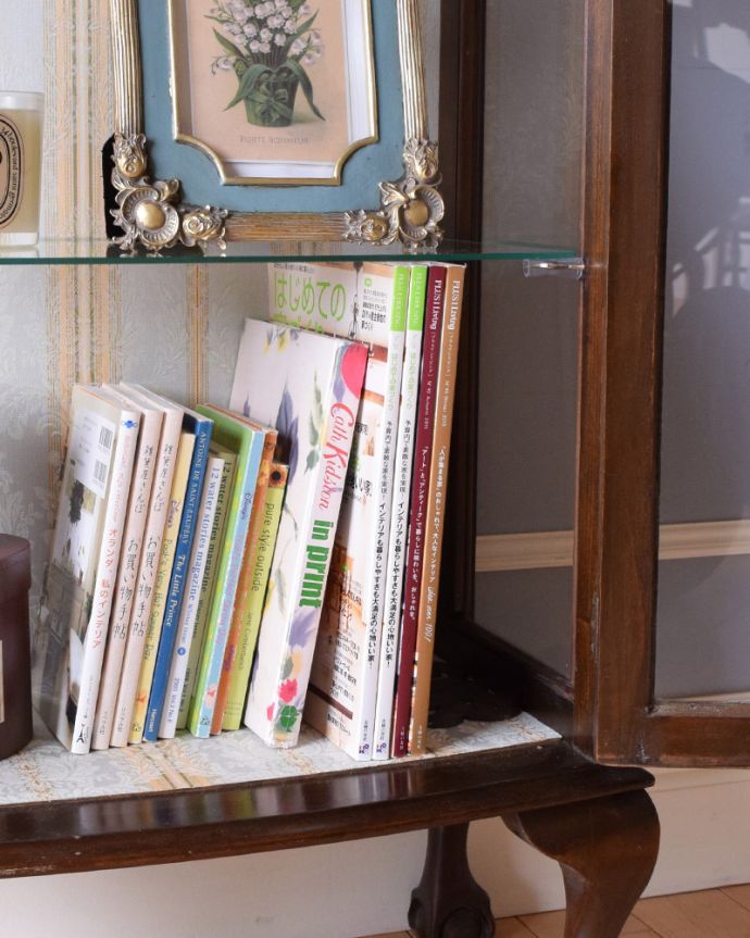 アンティークのキャビネット　アンティーク家具　アンティーク英国輸入家具、美しいアンティークのガラスキャビネット。雑誌やA4サイズのファイルも収納できます。(k-1693-f)