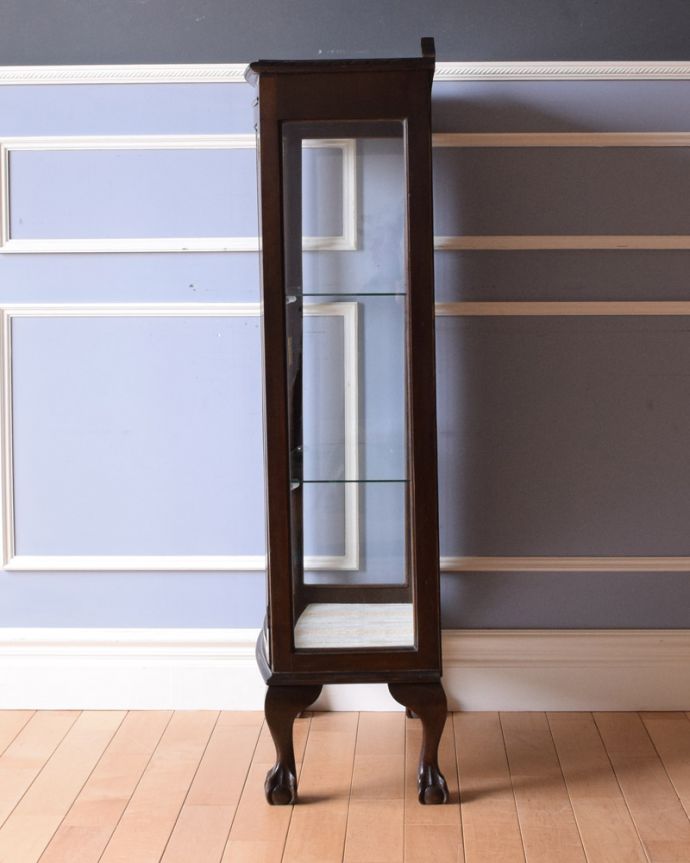 アンティークのキャビネット　アンティーク家具　アンティーク英国輸入家具、美しいアンティークのガラスキャビネット。サイドもガラスなので、どこから見ても美しいです！しっかり作られているので、安心してお使いいただけます。(k-1693-f)