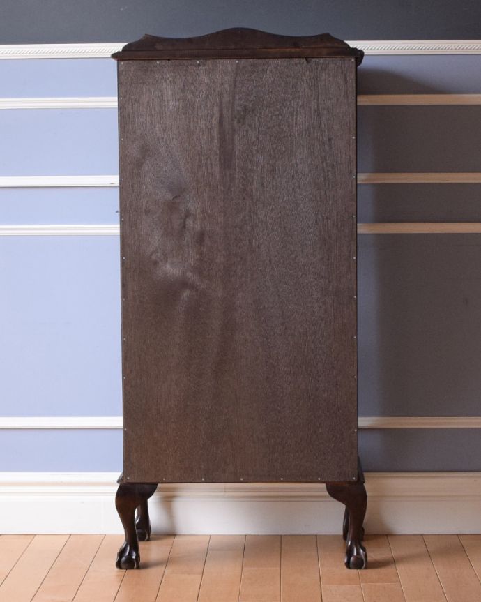 アンティークのキャビネット　アンティーク家具　アンティーク英国輸入家具、美しいアンティークのガラスキャビネット。アンティークは新品ではないので、もちろん経年変化によるキズはありますが、専門の職人が目立たないようキレイにお直しをしているので、後姿までキレイです。(k-1693-f)