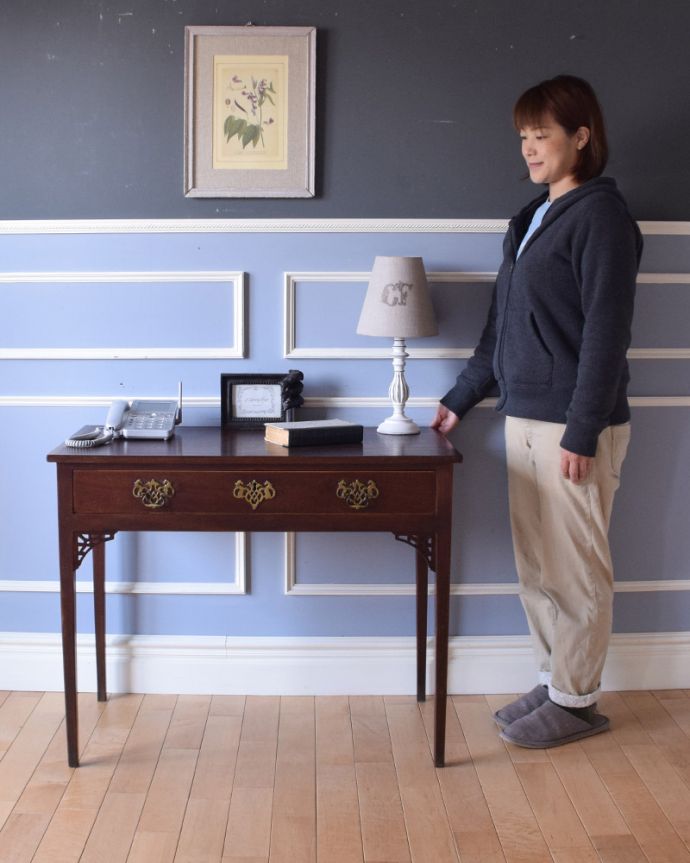 アンティークのテーブル　アンティーク家具　デスクに使えるアンティーク家具、引き出し付きのコンソールテーブル。広々とした横長のテーブル。(k-1694-f)