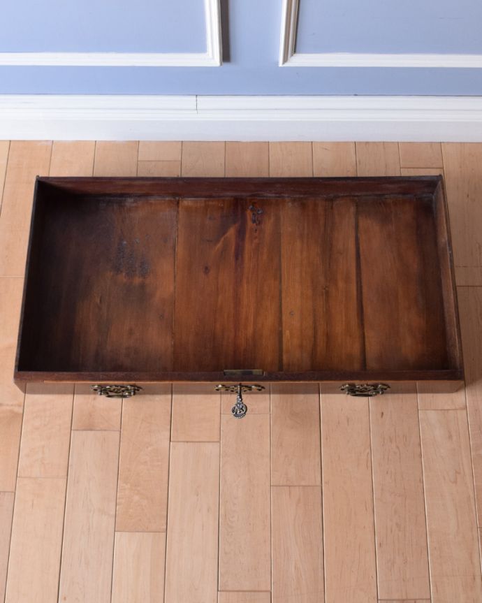 アンティークのテーブル　アンティーク家具　デスクに使えるアンティーク家具、引き出し付きのコンソールテーブル。引き出しがあるので、細かいものもしまえてとっても便利です。(k-1694-f)