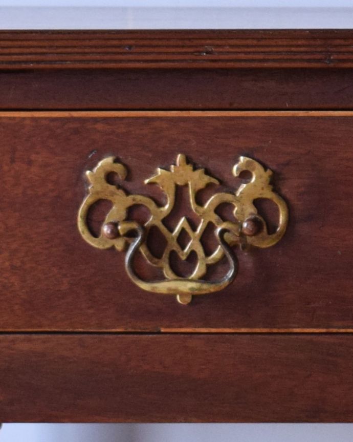 アンティークのテーブル　アンティーク家具　デスクに使えるアンティーク家具、引き出し付きのコンソールテーブル。味わい深い取っ手から、時間の流れを感じることができます。(k-1694-f)