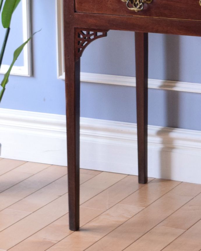 アンティークのテーブル　アンティーク家具　デスクに使えるアンティーク家具、引き出し付きのコンソールテーブル。しっかりメンテナンスしているので安心してお使いいただけます。(k-1694-f)