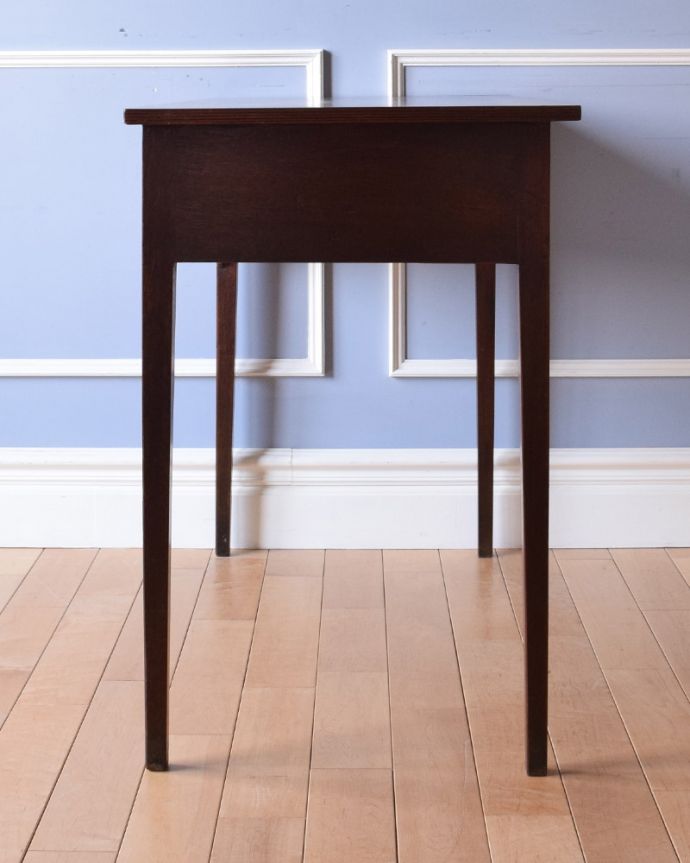 アンティークのテーブル　アンティーク家具　デスクに使えるアンティーク家具、引き出し付きのコンソールテーブル。アンティークは新品ではないので、経年変化によるキズはありますが、専門の職人によって目立たないようにキレイにお直しをしています。(k-1694-f)