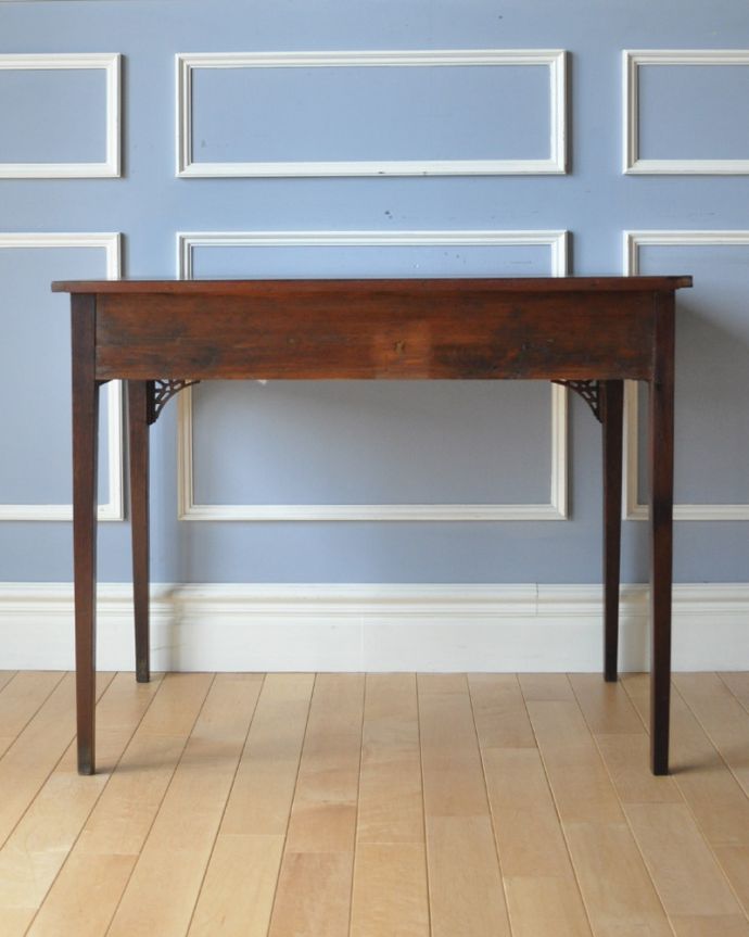 アンティークのテーブル　アンティーク家具　デスクに使えるアンティーク家具、引き出し付きのコンソールテーブル。アンティークは新品ではないので、もちろん経年変化によるキズはありますが、専門の職人が目立たないようキレイにお直しをしているので、後姿までキレイです。(k-1694-f)