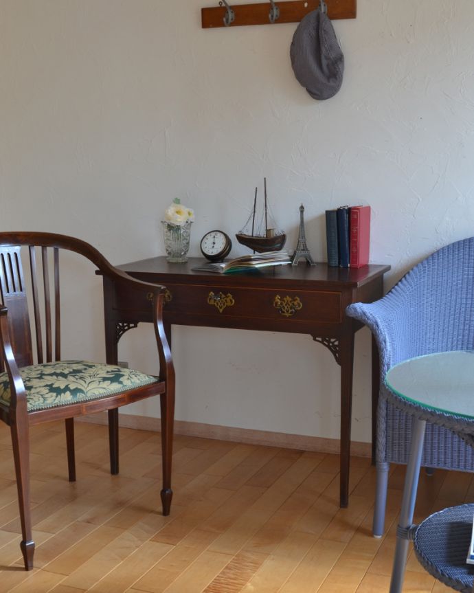 アンティークのテーブル　アンティーク家具　デスクに使えるアンティーク家具、引き出し付きのコンソールテーブル。。(k-1694-f)