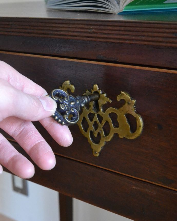 アンティークのテーブル　アンティーク家具　デスクに使えるアンティーク家具、引き出し付きのコンソールテーブル。引き出しには鍵がかかります。(k-1694-f)