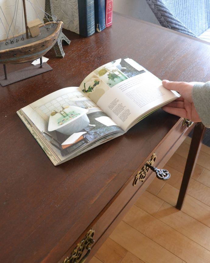 アンティークのテーブル　アンティーク家具　デスクに使えるアンティーク家具、引き出し付きのコンソールテーブル。。(k-1694-f)