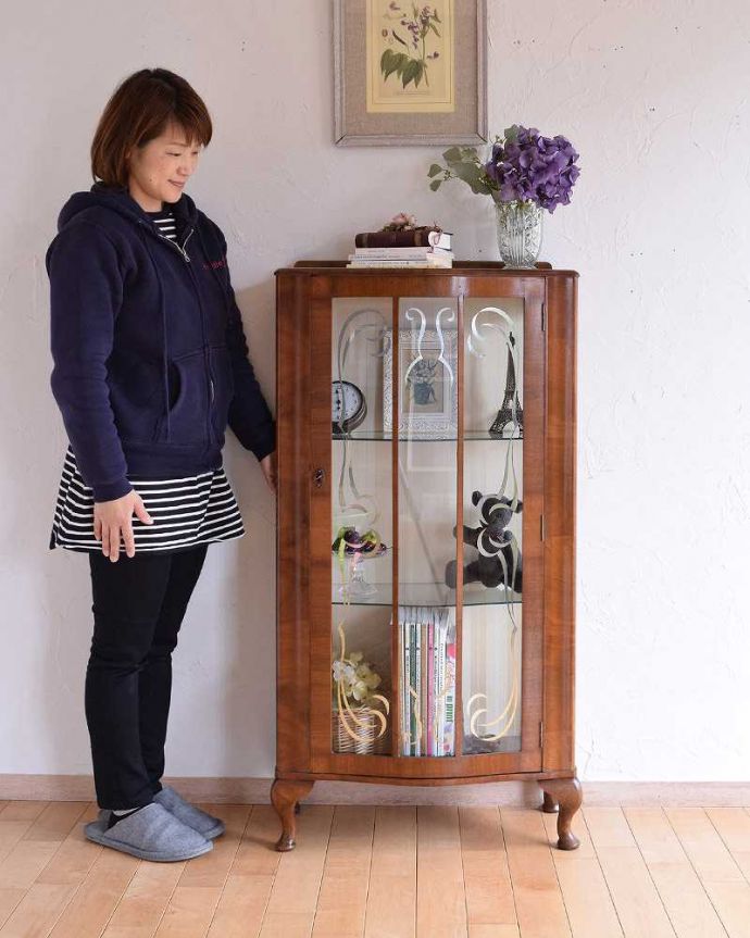 アンティークのキャビネット　アンティーク家具　初めての方にも人気な英国アンティーク家具、コンパクトなガラスキャビネット。どんなものを飾っても、素敵に見えてしまうキャビネット。(k-1695-f)