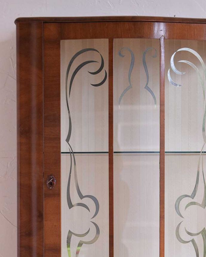 アンティークのキャビネット　アンティーク家具　初めての方にも人気な英国アンティーク家具、コンパクトなガラスキャビネット。上品な装飾のガラスも当時のもの。(k-1695-f)