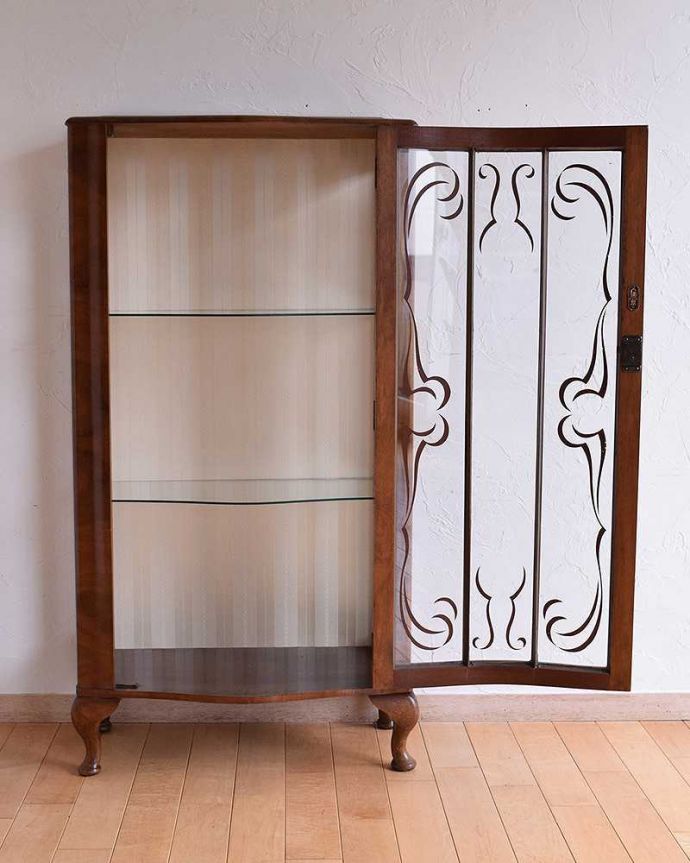 アンティークのキャビネット　アンティーク家具　初めての方にも人気な英国アンティーク家具、コンパクトなガラスキャビネット。３段あります。(k-1695-f)