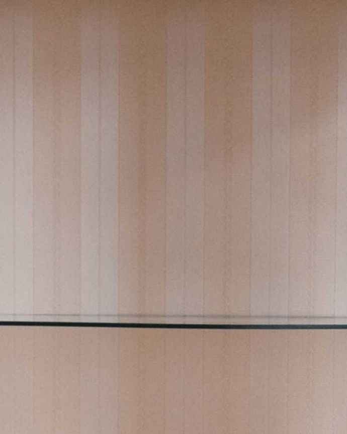 アンティークのキャビネット　アンティーク家具　初めての方にも人気な英国アンティーク家具、コンパクトなガラスキャビネット。中のアイテムが引き立つ柄をセレクトして、新しいものに張り替えています。(k-1695-f)