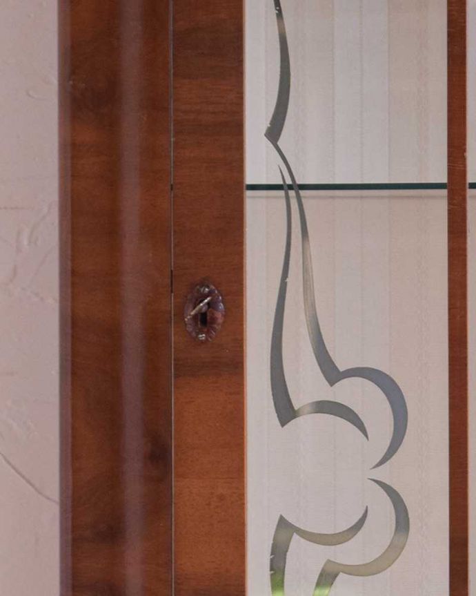 アンティークのキャビネット　アンティーク家具　初めての方にも人気な英国アンティーク家具、コンパクトなガラスキャビネット。小さな取っ手と鍵穴が付いています。(k-1695-f)