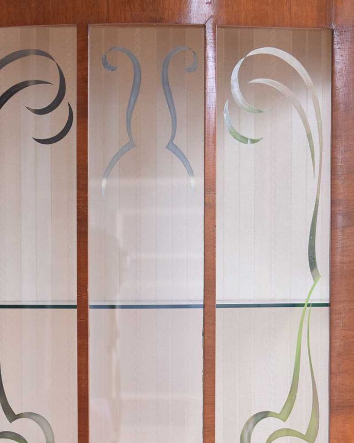 アンティークのキャビネット　アンティーク家具　初めての方にも人気な英国アンティーク家具、コンパクトなガラスキャビネット。シルバーの高級感溢れる装飾がデザインされています。(k-1695-f)