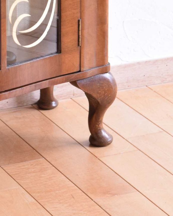 アンティークのキャビネット　アンティーク家具　初めての方にも人気な英国アンティーク家具、コンパクトなガラスキャビネット。きちんと支えます。(k-1695-f)