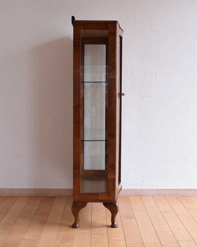 アンティークのキャビネット　アンティーク家具　初めての方にも人気な英国アンティーク家具、コンパクトなガラスキャビネット。サイドもガラスなので、どこから見ても美しいです！。(k-1695-f)