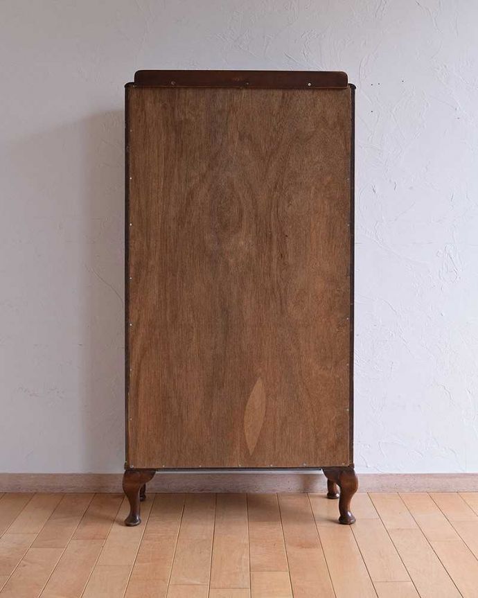 アンティークのキャビネット　アンティーク家具　初めての方にも人気な英国アンティーク家具、コンパクトなガラスキャビネット。アンティークは新品ではないので、もちろん経年変化によるキズはありますが、専門の職人が目立たないようキレイにお直しをしているので、後姿までキレイです。(k-1695-f)