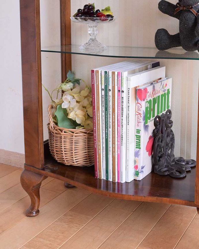 アンティークのキャビネット　アンティーク家具　初めての方にも人気な英国アンティーク家具、コンパクトなガラスキャビネット。雑誌やA4サイズのファイルも収納できます。(k-1695-f)