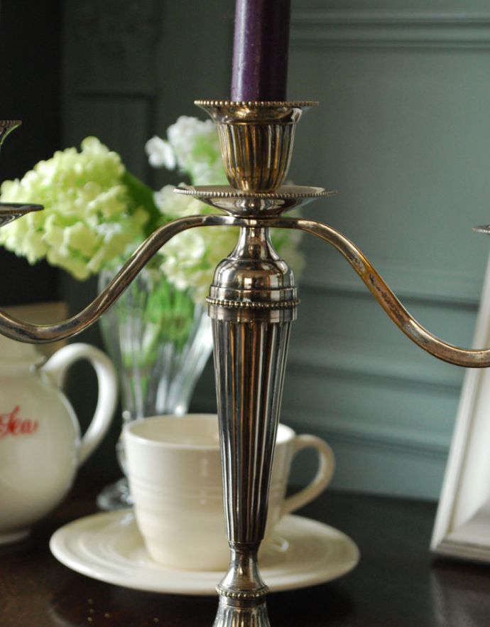 アンティーク シルバー製 アンティーク雑貨 イギリスから届いた銀雑貨、アンティークシルバーのキャンドルスタンド(燭台)。エレガントな装飾がとってもオシャレ!。(k-1695-z)