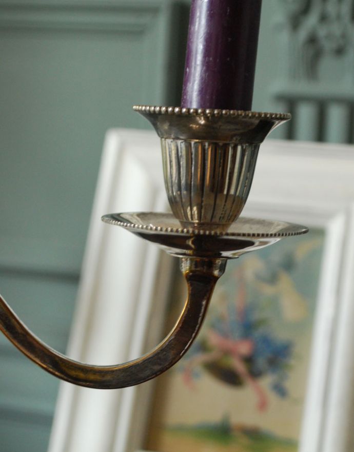アンティーク シルバー製 アンティーク雑貨 イギリスから届いた銀雑貨、アンティークシルバーのキャンドルスタンド(燭台)。シルバーの落ち着いた輝きが、インテリアのアクセントになってくれます。(k-1695-z)