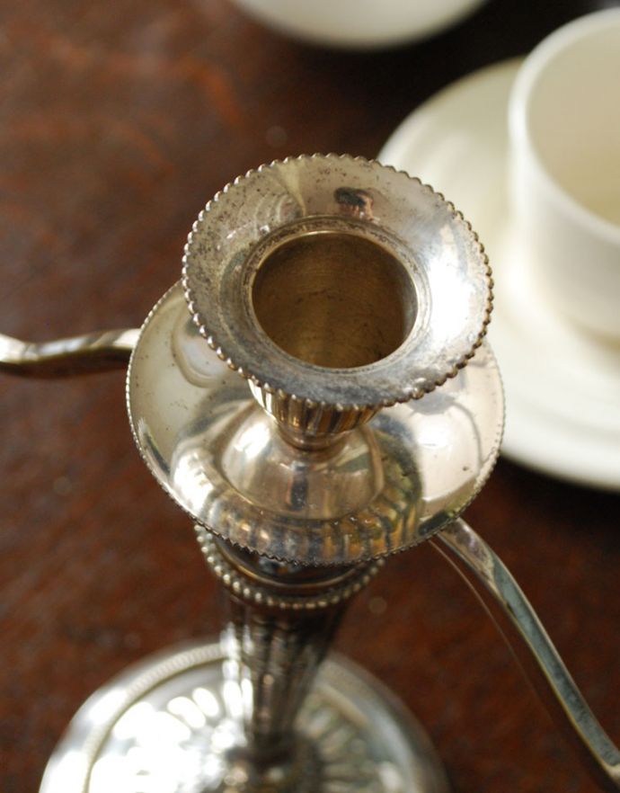 アンティーク シルバー製 アンティーク雑貨 イギリスから届いた銀雑貨、アンティークシルバーのキャンドルスタンド(燭台)。ここにキャンドルを挿してください。(k-1695-z)